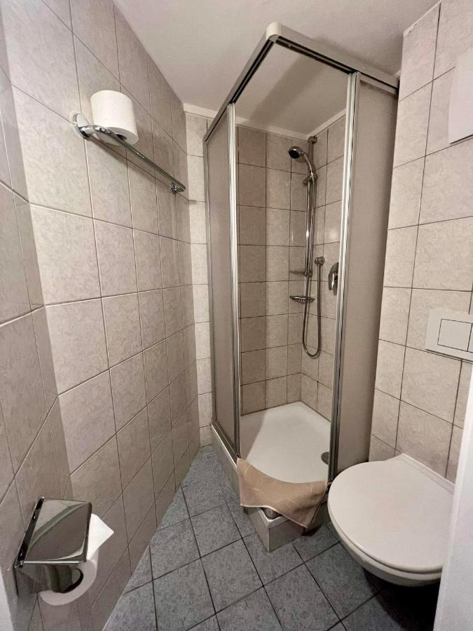 Dreibettzimmer mit Gemeinschaftsbad – Souterrain
